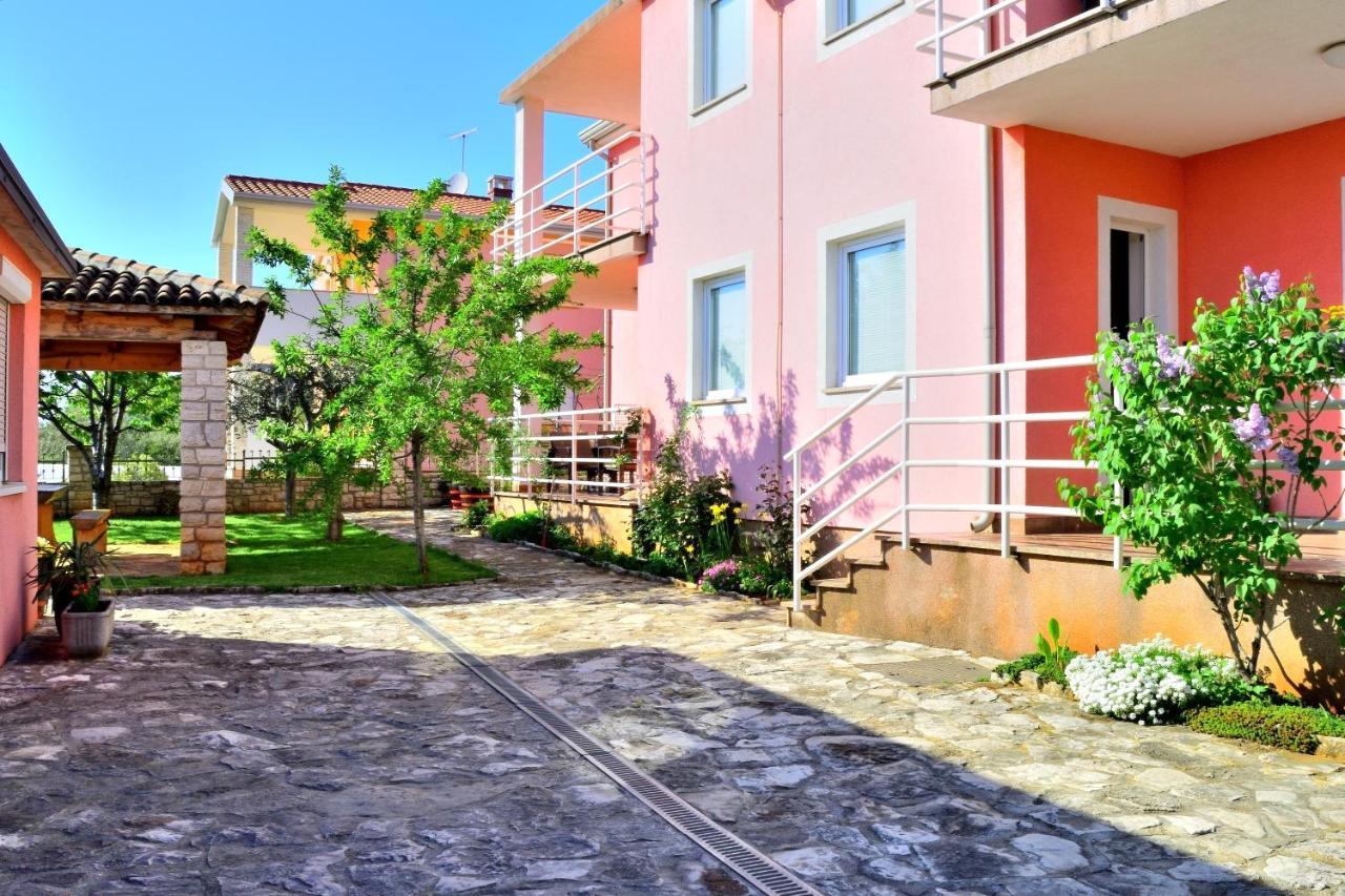 Apartment Domus Lauri Umag Bagian luar foto