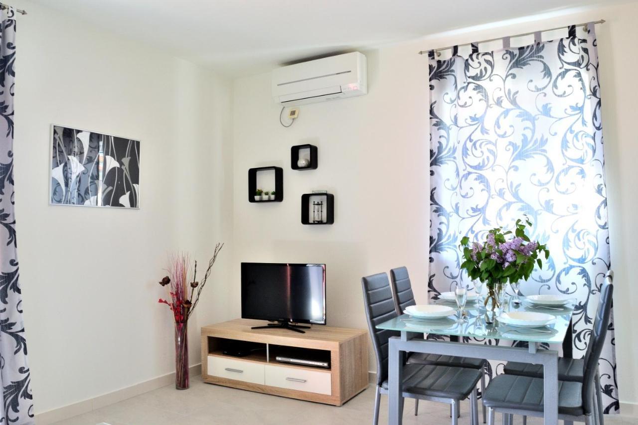 Apartment Domus Lauri Umag Bagian luar foto